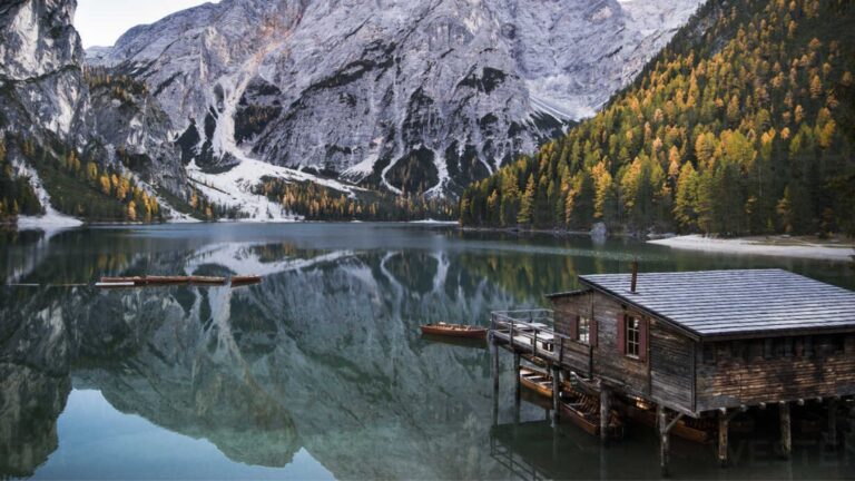 Irány a Dolomitok! Fedezd fel a Braies tó szépségét ősszel