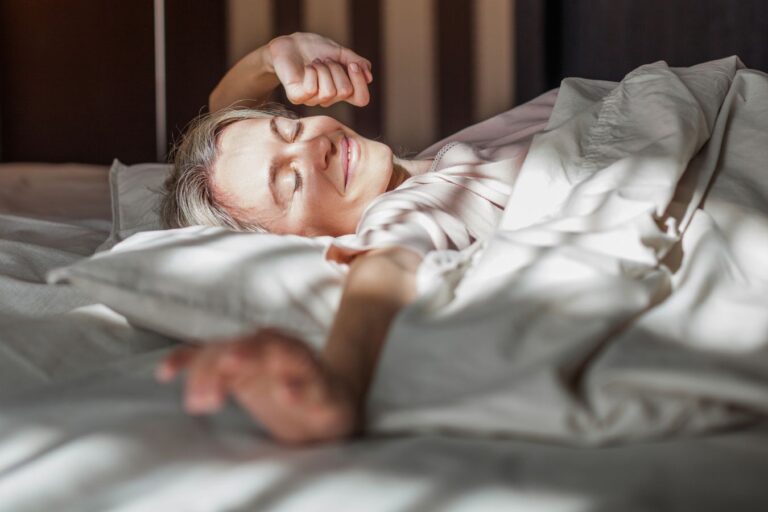 Az alvás paradoxona: Miért árthat a túl kevés és a túl sok is?